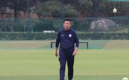网友按照虞书欣参加《青春有你2》时各种呆萌可爱的画面，给emoji表情加上头发和衣服，每个小表情都神还原。