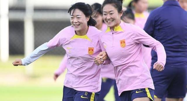 谢霆锋容祖儿现身英皇周年庆 Twins穿透视合体 2015-02-02 2月1日晚，2015英皇集团年度盛典“英皇娱乐·英皇电影15周年”盛大庆祝活动举行。