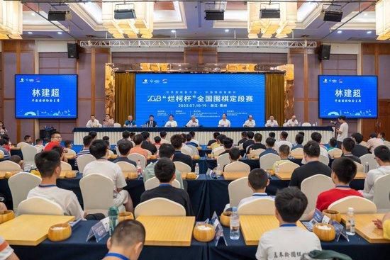 金巴在电影《回西藏》中饰演一个接受过高等教育且“见过世面”的西藏小伙久美。