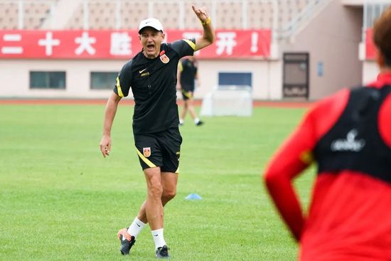 片方也同时曝光了影片主海报和预告片。