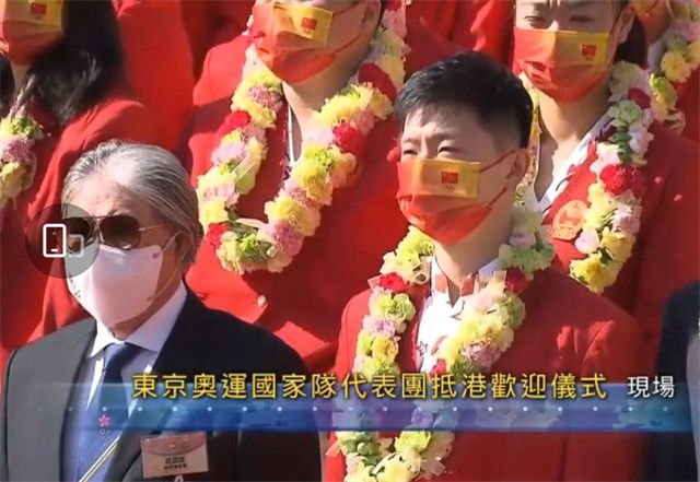 发文向五月天道歉 阿信大气回应 2021-04-26 日前， Ella陈嘉桦为了新片《听见歌 再唱》拉票，在记者会上承诺，如果票房破5000万，就请五月天穿原住民民族服，不料该言论惹恼布农族（台湾原住民的一个族群）。