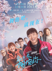 导演丹尼斯·维伦纽瓦亮相，主演艾米莉·布朗特身穿红色露背长裙大秀美背，雨中为粉丝签名展S身材。